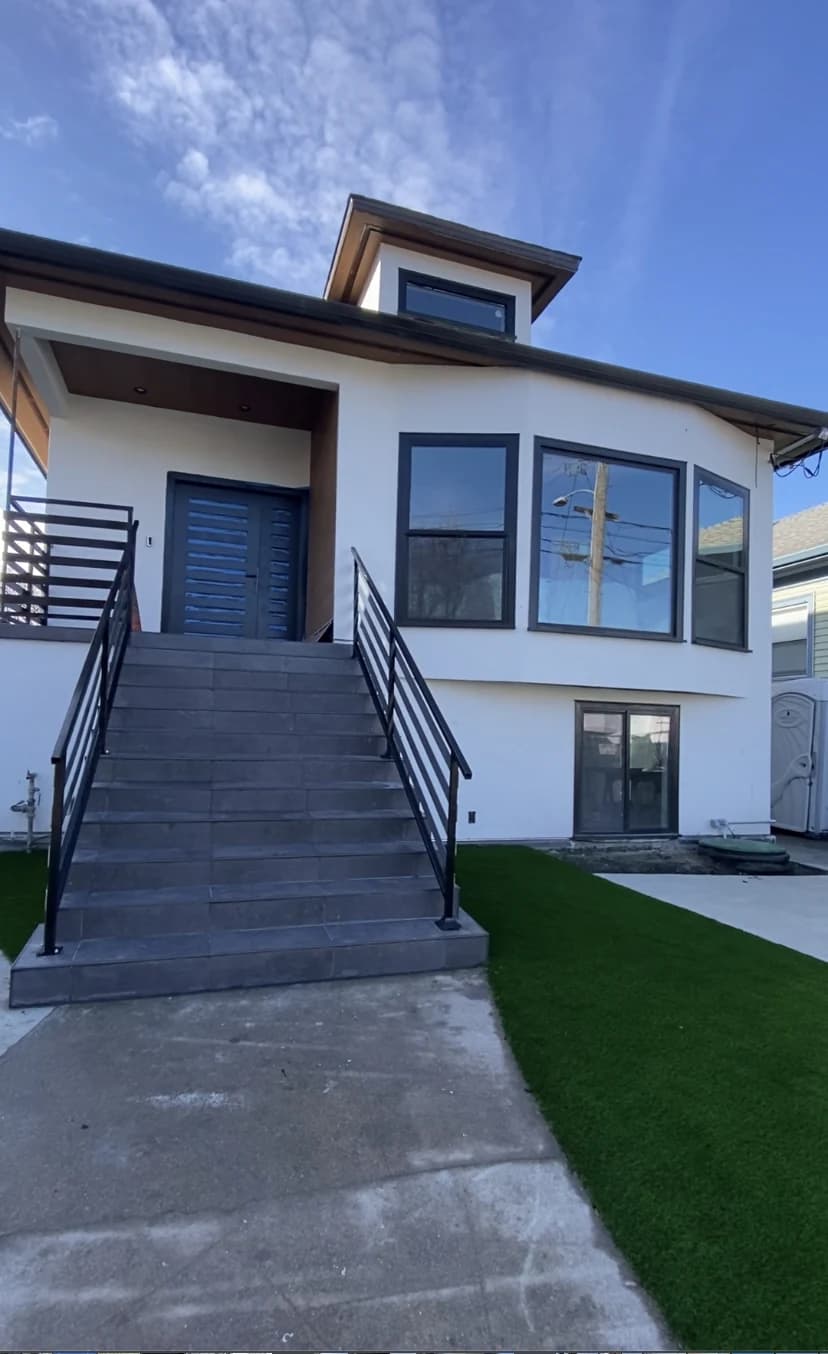 Modern new home on 621 Aileen Street